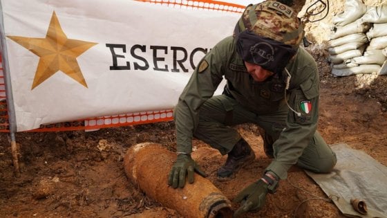 Risultato immagini per disinnescamento bomba brindisi
